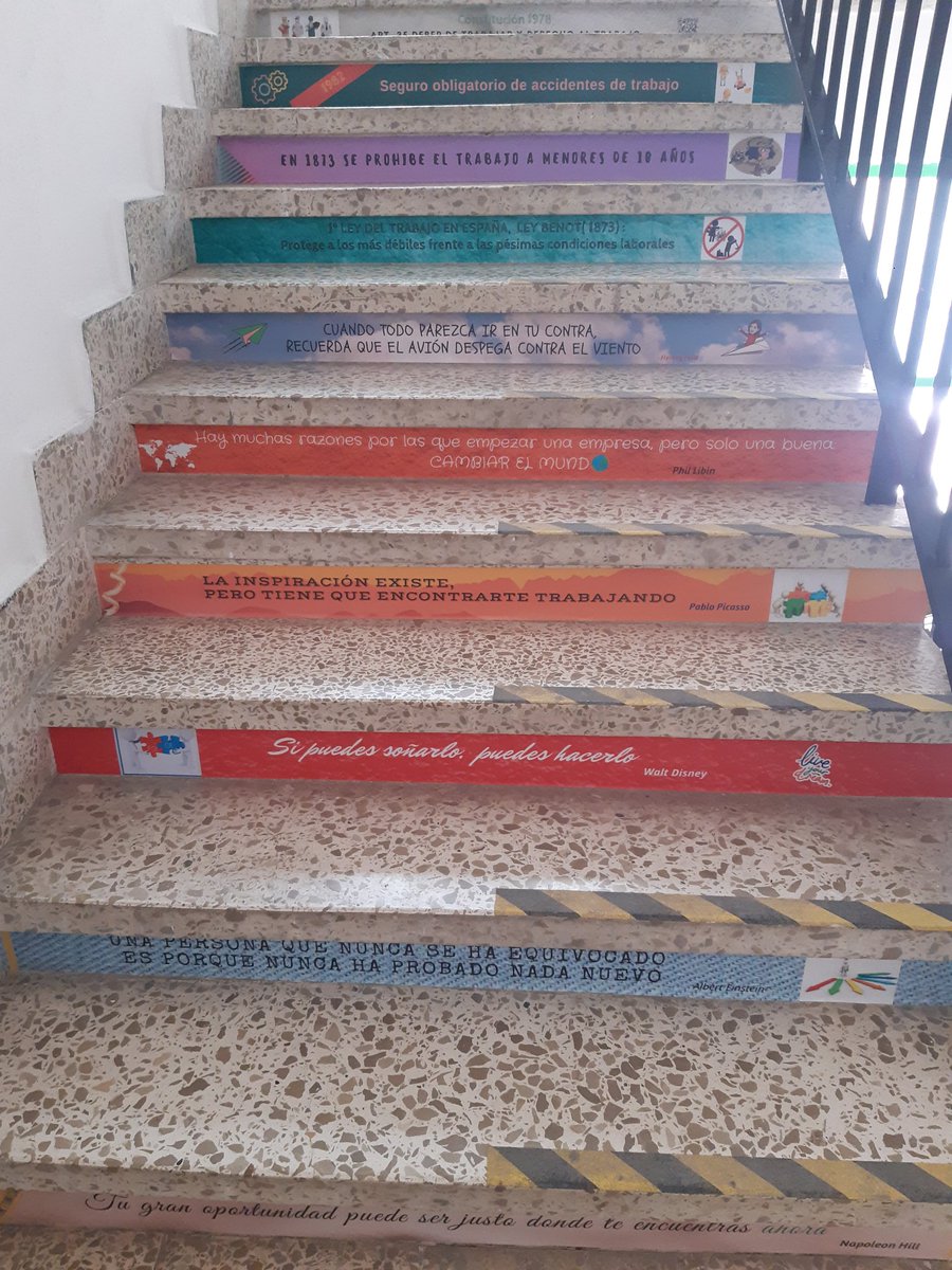 Subiendo al Departamento me encuentro con estas escaleras motivadoras con frases foleras gracias al Departamento de Fol del <a href="/IAlhadra/">IES Alhadra</a> <a href="/eliasfolfp/">Elías Lozano Mtnez</a> y al diseño de <a href="/amparoZ_profe/">𝔸𝕞𝕡𝕒𝕣𝕠ℤ𝕃</a> ⚖💡