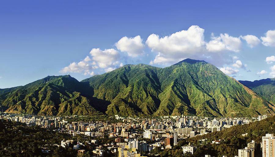 _Provea's tweet photo. El Ávila es un parque nacional 

El Ávila es un pulmón para Caracas

El Ávila es un patrimonio natural de Venezuela

Anunciar una "ciudad comunal" para El Ávila solo traerá más destrucción. La ley de parques nacionales lo protege desde 1958 

No permitamos un ecocidio en El Ávila https://t.co/OD2yu31AXH