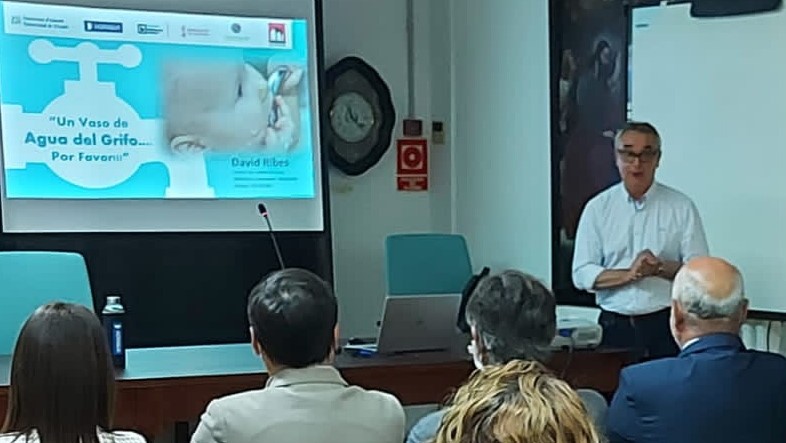 DavidERibes's tweet photo. Ayer aclaramos muchas dudas en la interesante Conferencia-Coloquio “Un Vaso de Agua del Grifo, Por Favor” organizada en #Orihuela por @InfoHIDRAQUA y @UA_Universidad …y concluimos con 4 SENCILLAS RAZONES PARA BEBER AGUA DEL GRIFO...
#YoBeboAguaDelGrifo
#AguaDeConfianza https://t.co/JgUmd0v5ds