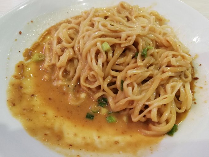 今日食べたもの
一枚目、沙県まぜそば ゴマダレのまぜ麺、650円。
二枚目、焼きまんじゅう 肉まんやあんまんの皮みたいなまんじゅうの串焼き。
ご飯代わりに注文したけど何故かシロップがけで甘いけどほかほかで美味しい 180円。
三枚目手前 羊肉の串焼き120円とタコの串焼き180円。 