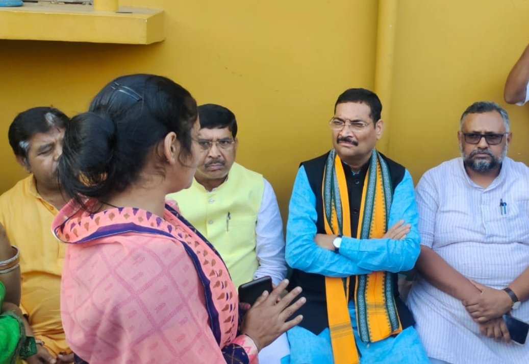 Bjp4Ramgarh's tweet photo. रामगढ़ जिले के रजरप्पा थाना क्षेत्र अंतर्गत बड़कीपोना के रावन दहन के घटना के पश्चात कल देर रात पुलिस गांव में छापामारी करने गई पुलिसिया कार्रवाई से एक वृद्ध महिला की मौत पर शोकाकुल परिवार से @BJP4Jharkhand प्रदेश अध्यक्ष @dprakashbjp जी  ने मुलाकात की p/1 https://t.co/cKJNu9WXnb