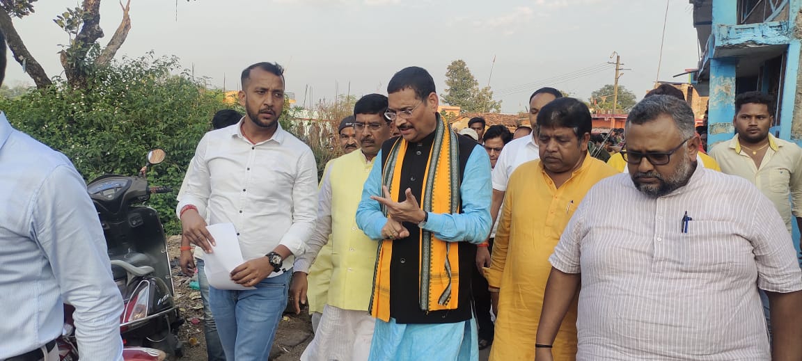 Bjp4Ramgarh's tweet photo. रामगढ़ जिले के रजरप्पा थाना क्षेत्र अंतर्गत बड़कीपोना के रावन दहन के घटना के पश्चात कल देर रात पुलिस गांव में छापामारी करने गई पुलिसिया कार्रवाई से एक वृद्ध महिला की मौत पर शोकाकुल परिवार से @BJP4Jharkhand प्रदेश अध्यक्ष @dprakashbjp जी  ने मुलाकात की p/1 https://t.co/cKJNu9WXnb