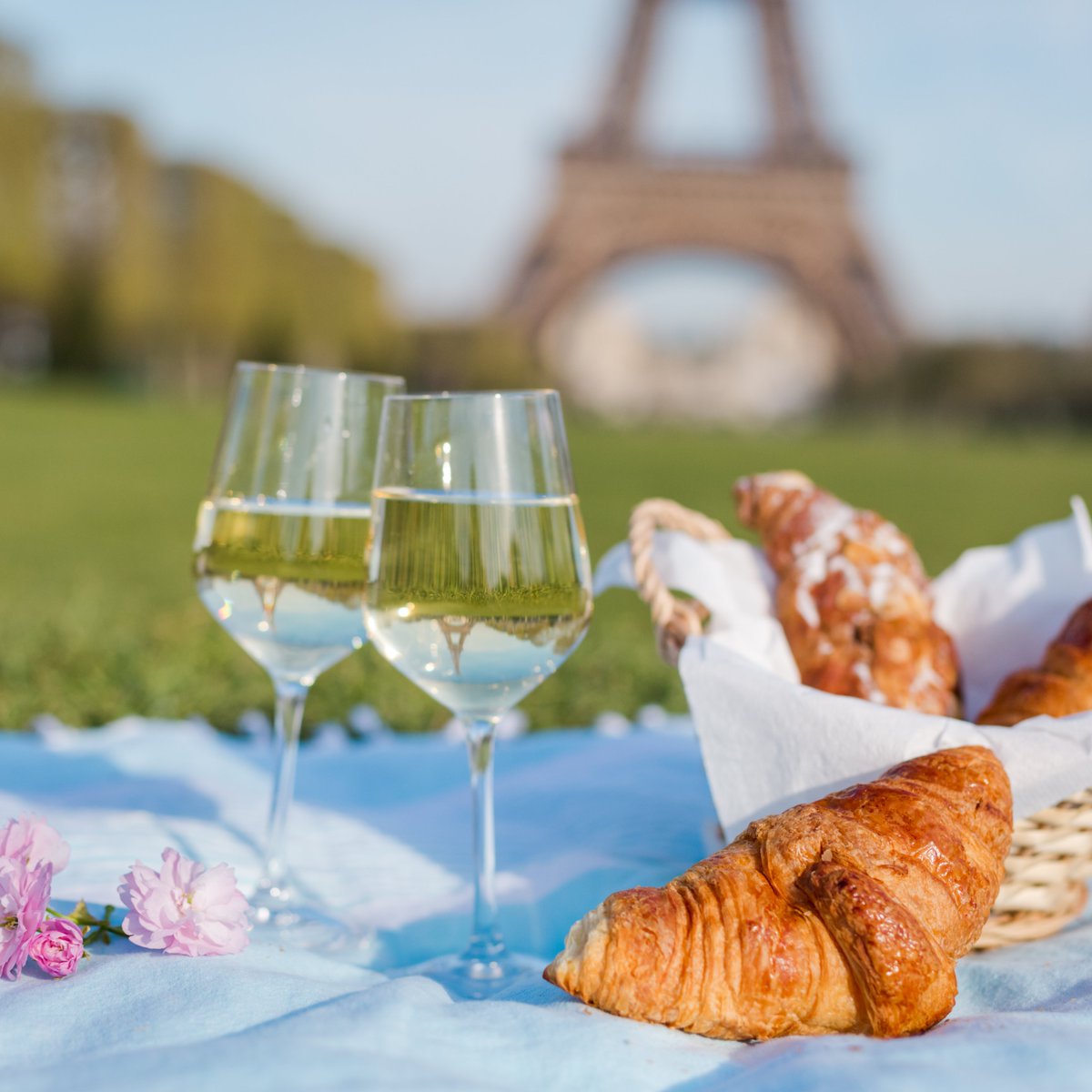 TurismocityBR's tweet photo. 😍Um destino que nunca sai de moda: Paris!🗼🇫🇷
💭Sonhando com uma tarde com croissant em frente a Torre Eiffel. Quem você levaria com você?
#Paris #Viagem #DicasdeViagem #BlogdeViagem #Europa https://t.co/TKy7CWTzOi
