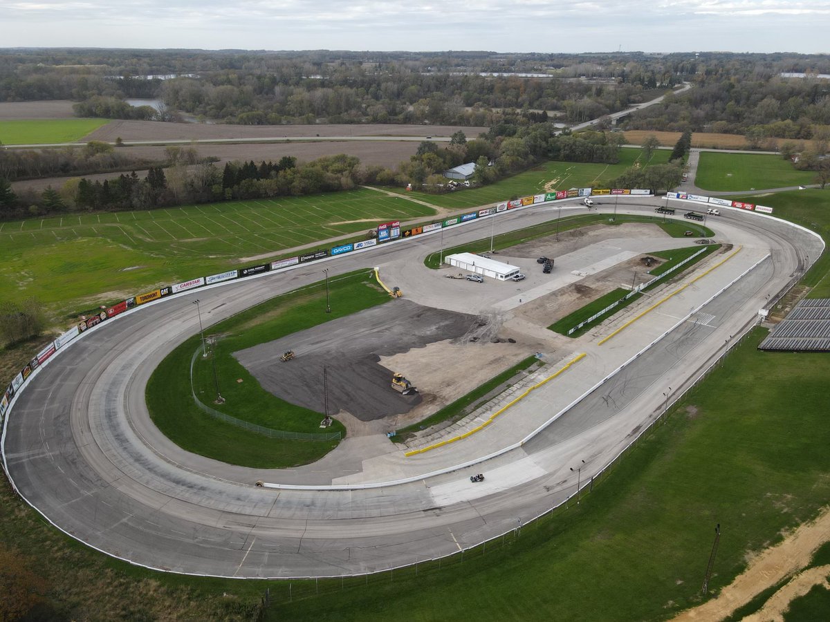 DelawareSpdway's tweet photo. 🚧🦺 We have another construction update!

The @JAARExc and @AAROCAgg teams worked hard yesterday and have the track looking great! The portion of the track that will be resurfaced has been milled and additional surface prep has started in the corners. https://t.co/Hc9DljDwIu