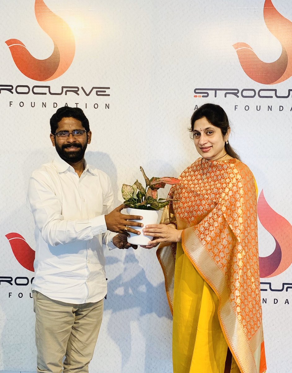 Hari_Thadoju's tweet photo. @maganti_roopa Garu Founder of Greentatwa Agri Tech & a Politician has visited the #StroCurve #art #foundation office today..
It is a great pleasure to meet and spend time with such a down-to-earth person https://t.co/9fVF5aGGpU