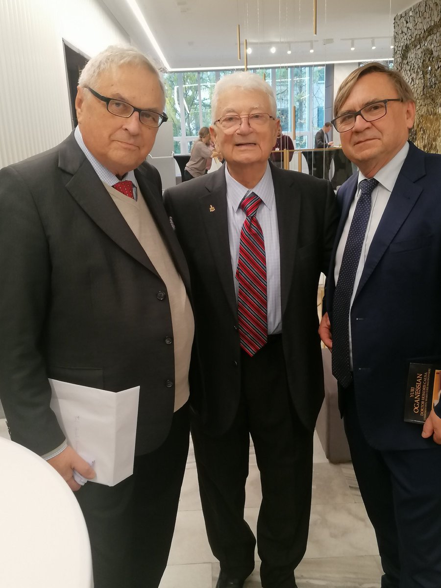 r_naskrecki's tweet photo. Taka uroczystość to także okazja do rozmów o nauce: "Z powodu tej duchowej więzi między pokoleniami nauka przetrwała wojny, epidemie i inkwizycje do dziś i będzie nadal po tym jak nas już dawno nie będzie" -mówi prof. Oganessian.  Na foto z prof. W. Nawrocikiem i prof. E.Vardacim https://t.co/t0ZFn6MoHn