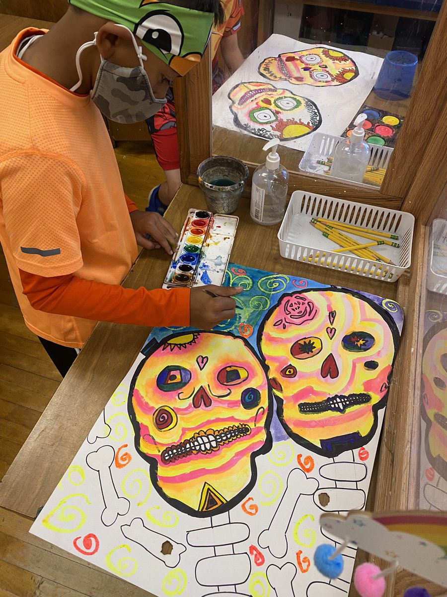 MinutoDanielle's tweet photo. Bowling Green 4th grade artists are working hard with their sugar skull designs. The creativity is outstanding ! @BGreenSchool @EastMeadowArts https://t.co/q5qw221dMj