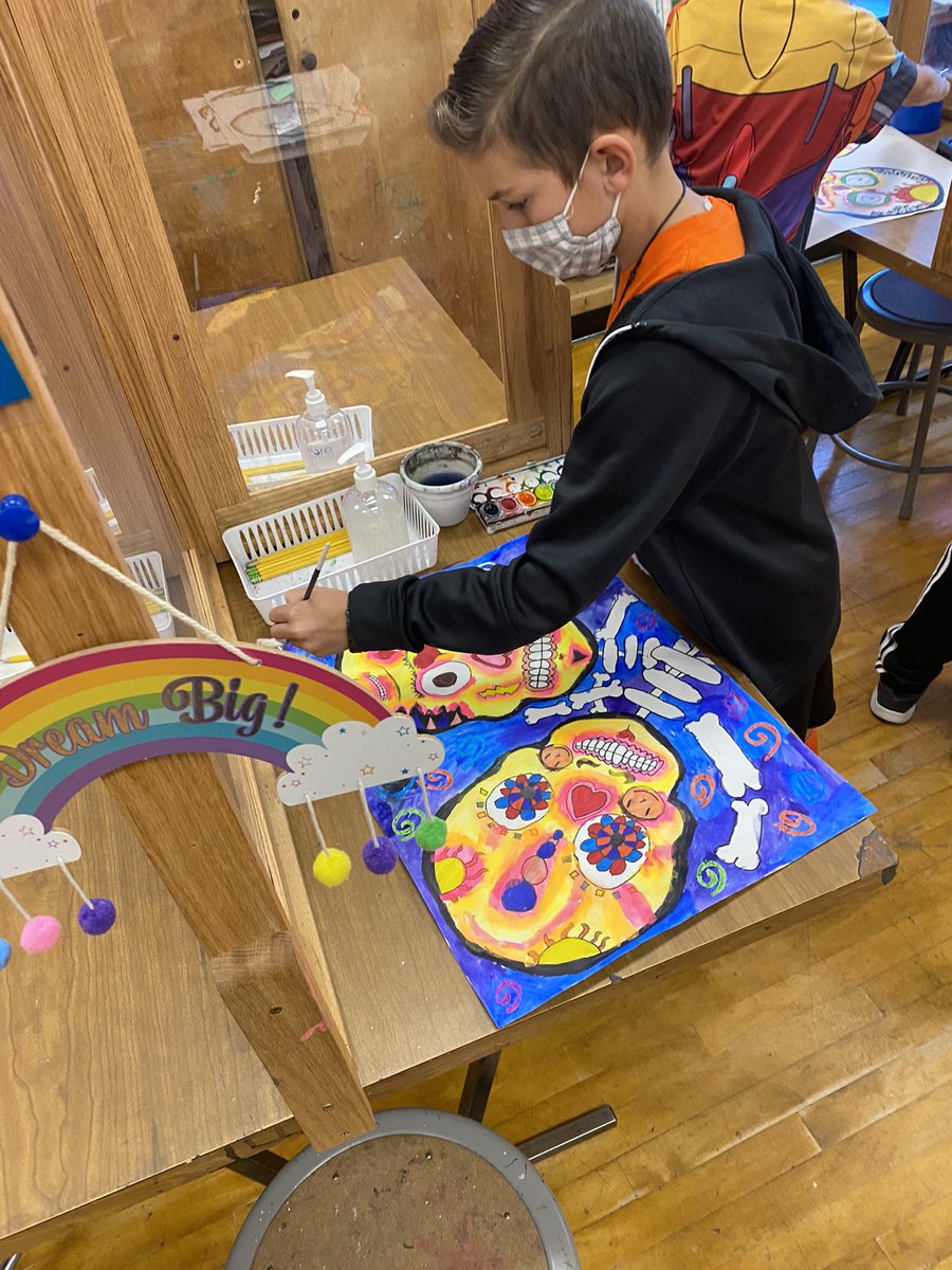 MinutoDanielle's tweet photo. Bowling Green 4th grade artists are working hard with their sugar skull designs. The creativity is outstanding ! @BGreenSchool @EastMeadowArts https://t.co/q5qw221dMj