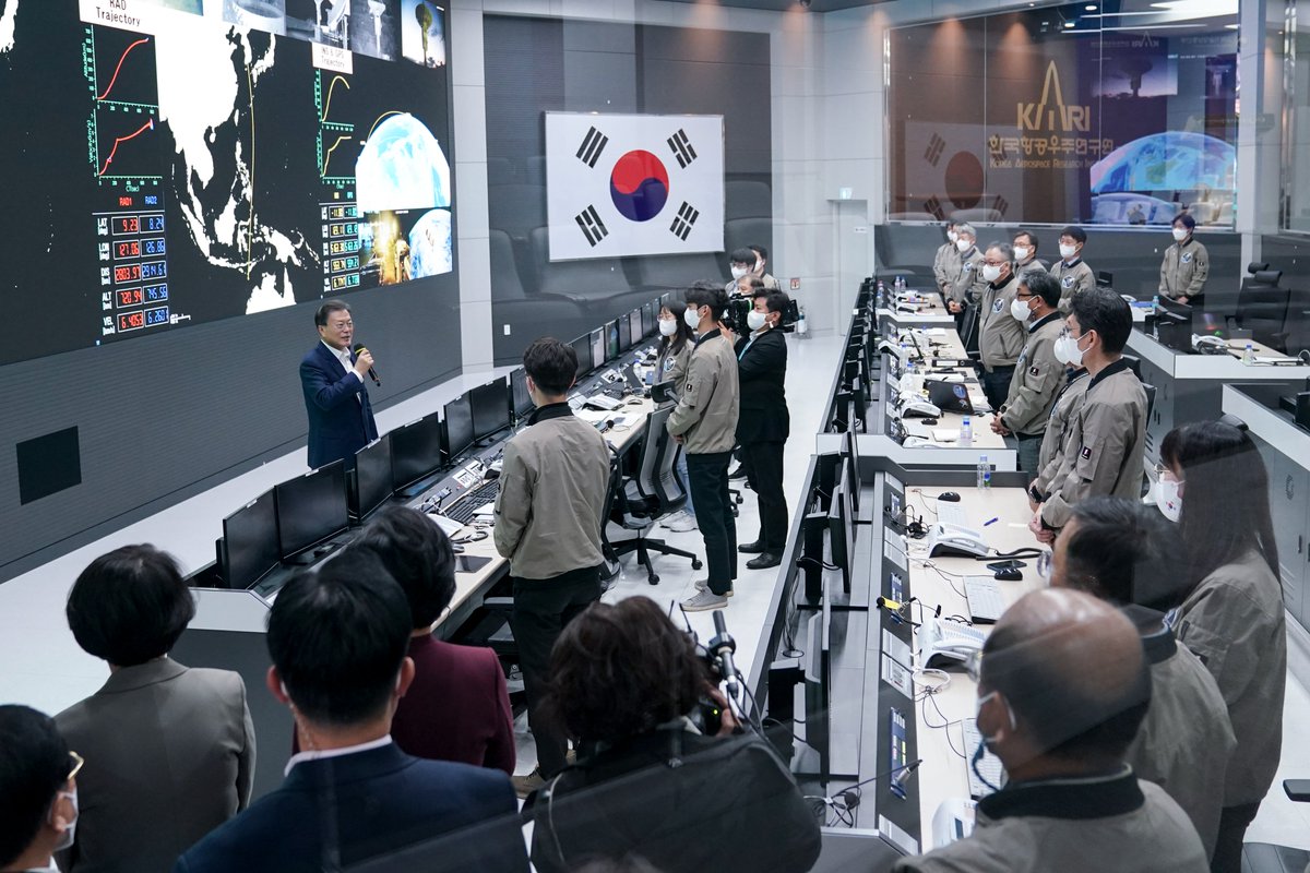 moonriver365's tweet photo. 2030년까지 우리 발사체를 이용해 
달 착륙의 꿈을 이룰 것입니다.
지금부터 차근차근 준비하겠습니다.
내년에 달 궤도선을 발사하고, 
NASA가 50년 만에 추진하고 있는 
유인 달 탐사 사업
‘아르테미스 프로그램’에도 참여하여
기술과 경험을 축적해 나가겠습니다. https://t.co/U4eFsG2xk3