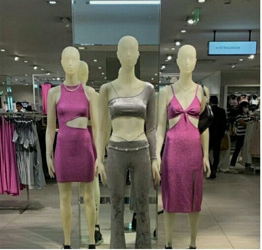 mansiieeee's tweet photo. Found poo and her girlfriends hanging out in H&amp;M today 👀😗. https://t.co/ic8SMGqd6R