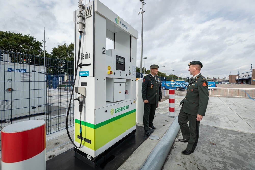 Defensie's tweet photo. Defensie treedt toe tot het Convenant Waterstof en Mobiliteit @ProvUtrecht . Op die manier hoopt Defensie nog meer bij te dragen aan de nationale en regionale duurzaamheidsdoelen van Nederland en de provincie. https://t.co/kiM1Od5C0p https://t.co/WMvDAodYwt