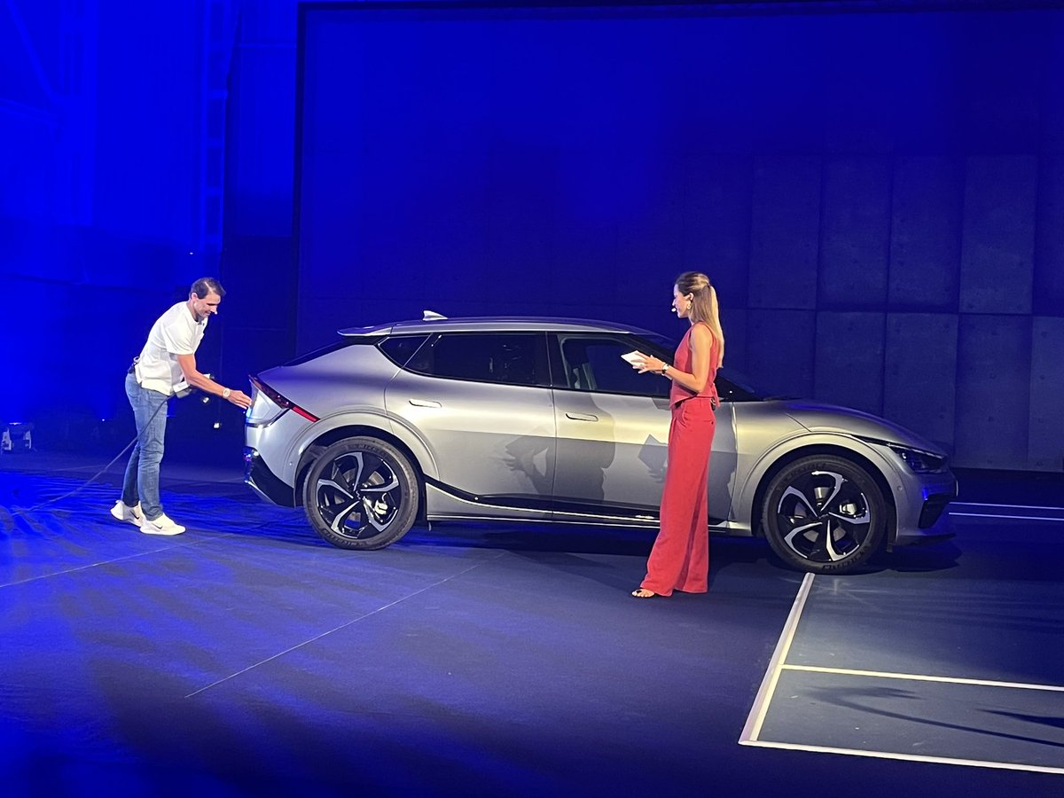 Entregando a Rafa Nadal su nuevo Kia EV6 personalizado.
