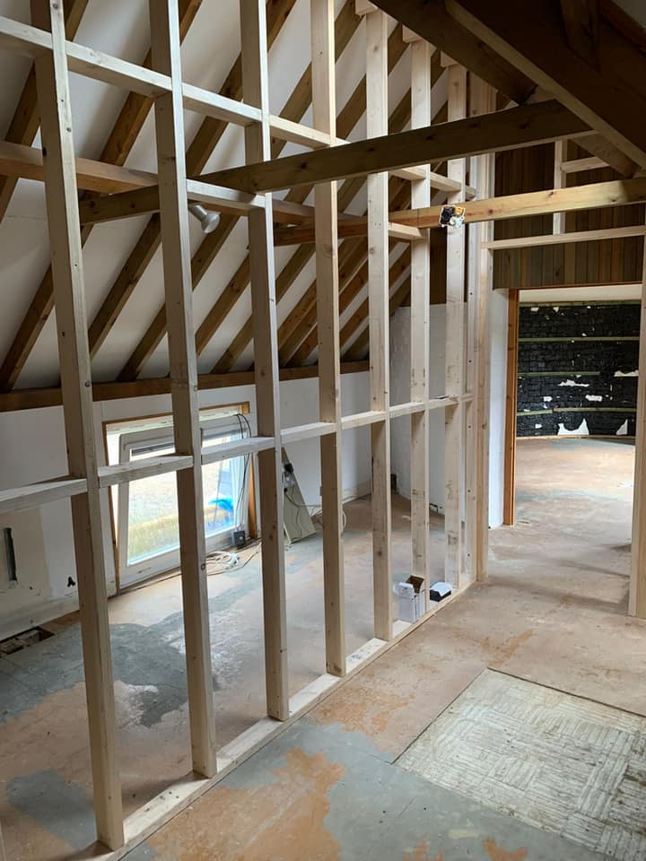 VernacularHomes's tweet photo. We are so pleased to see the The @IDSystems_UK 9m #slidingdoor set now installed at our #TunbridgeWells site. The cut through from the existing #Oast to the extension is also now complete and you can see the new #internalwalls that have started to go up. Check out the progress 👇 https://t.co/CRdwZ1l95h