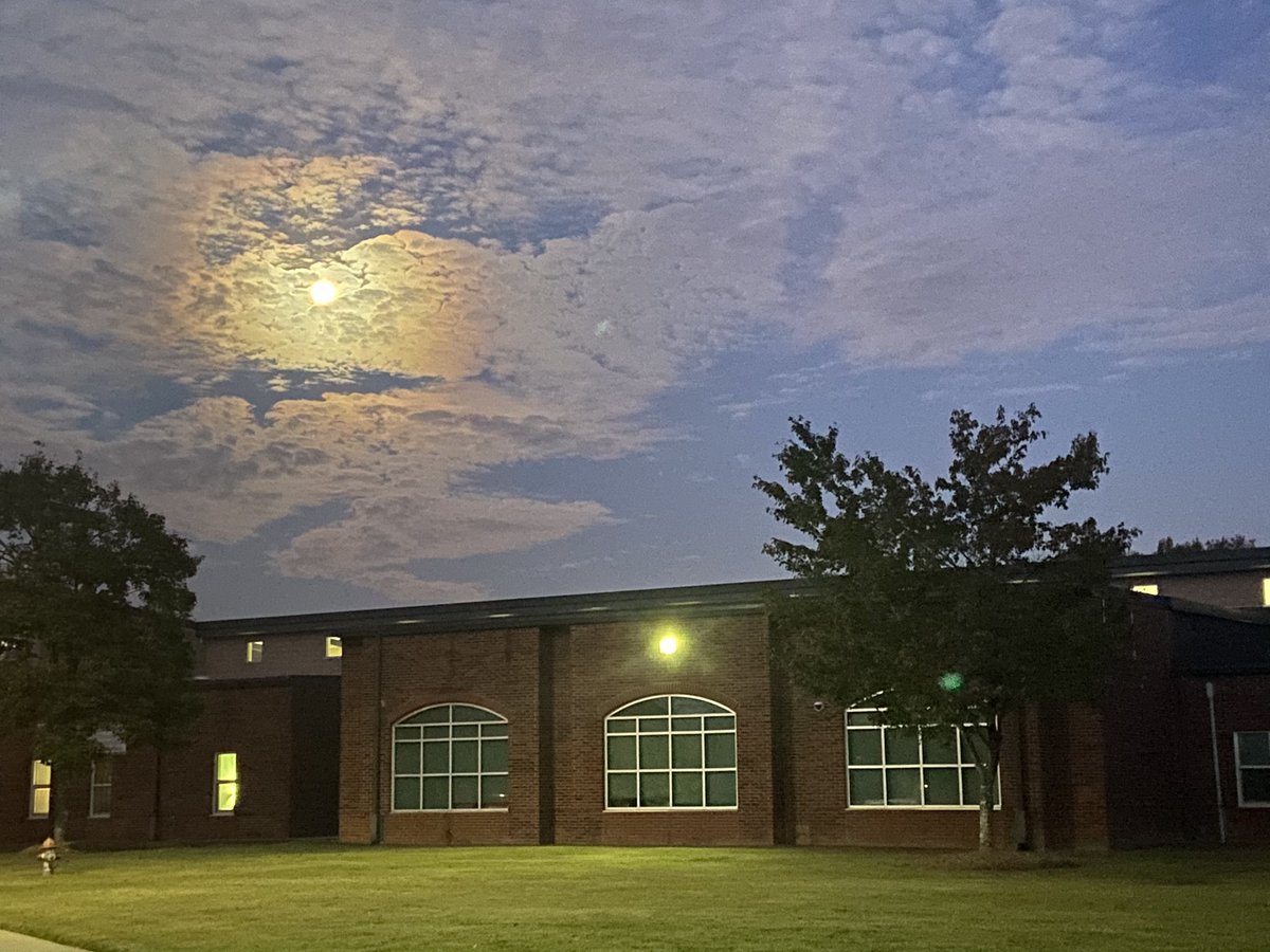 Mrs_KThompson's tweet photo. The moon over @OldPointeElem looked like a painting this morning! #oldpointe #pictureperfect π https://t.co/mS7dcu69CX