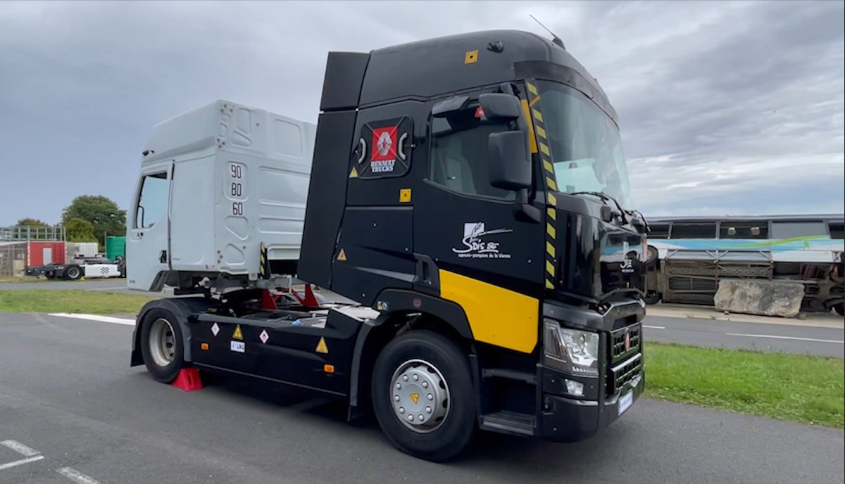 Le #SDIS de la #Vienne86 poursuit sa démarche d'#innovation dans le domaine #IUV:

➡️ création d'un poids lourd pédagogique
➡️ un outil au service de la #formation secours routier
➡️ réalisé en partenariat avec <a href="/RenaultTrucksCo/">Renault Trucks</a>

Découvrez-le ICI👉youtu.be/c-KG2CN8Kz0