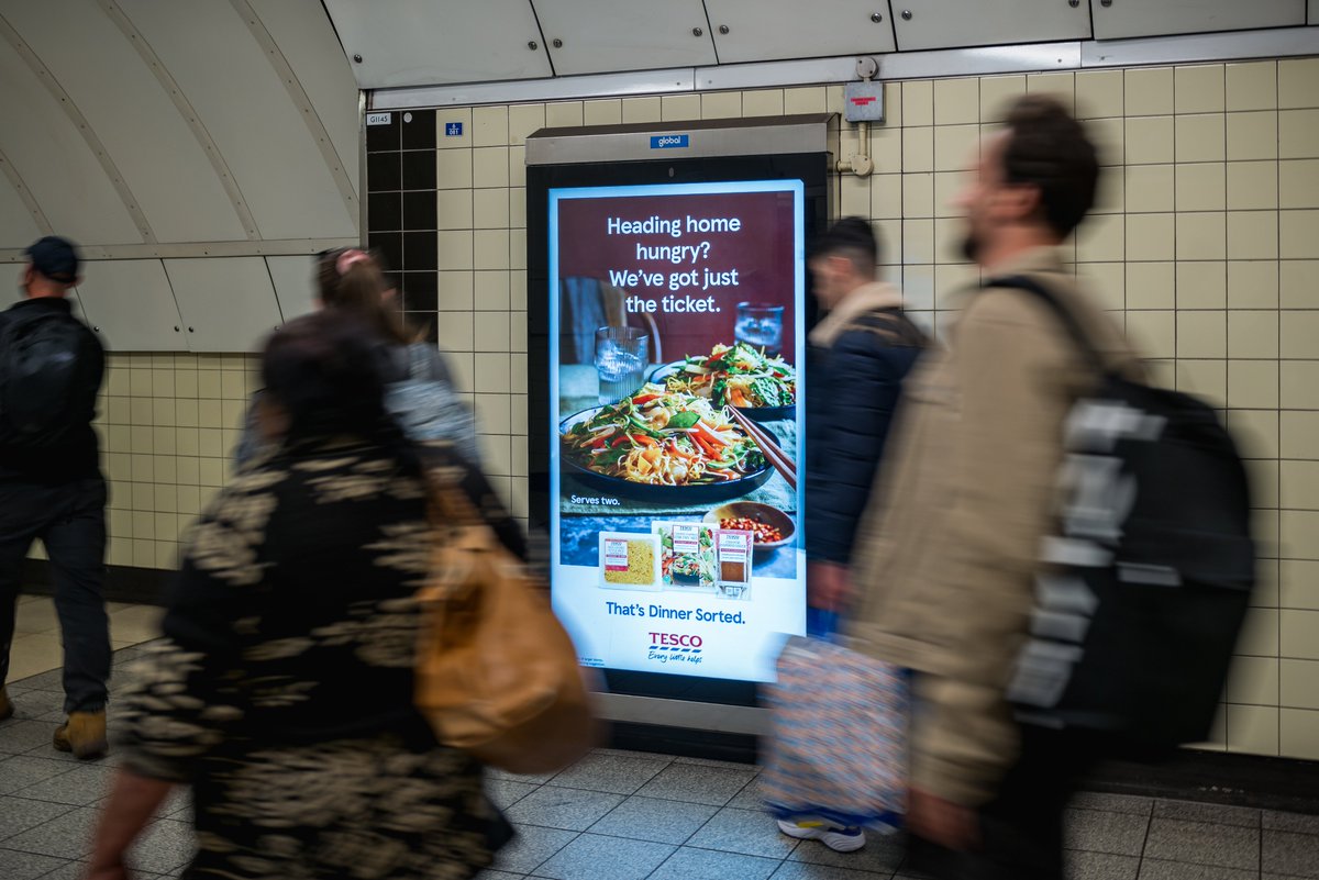 kineticwwUK's tweet photo. .@Tesco have been relieving commuters of that โwhatโs for dinner?โ dread using clever @global radio sync and @WeAreDOOH Drive to show different creative based on speed of traffic. Awesome!
#HomeOfCreativity #KineticActive #Commuting #DOOH #RealTimeData https://t.co/Tfy0lRRuGj