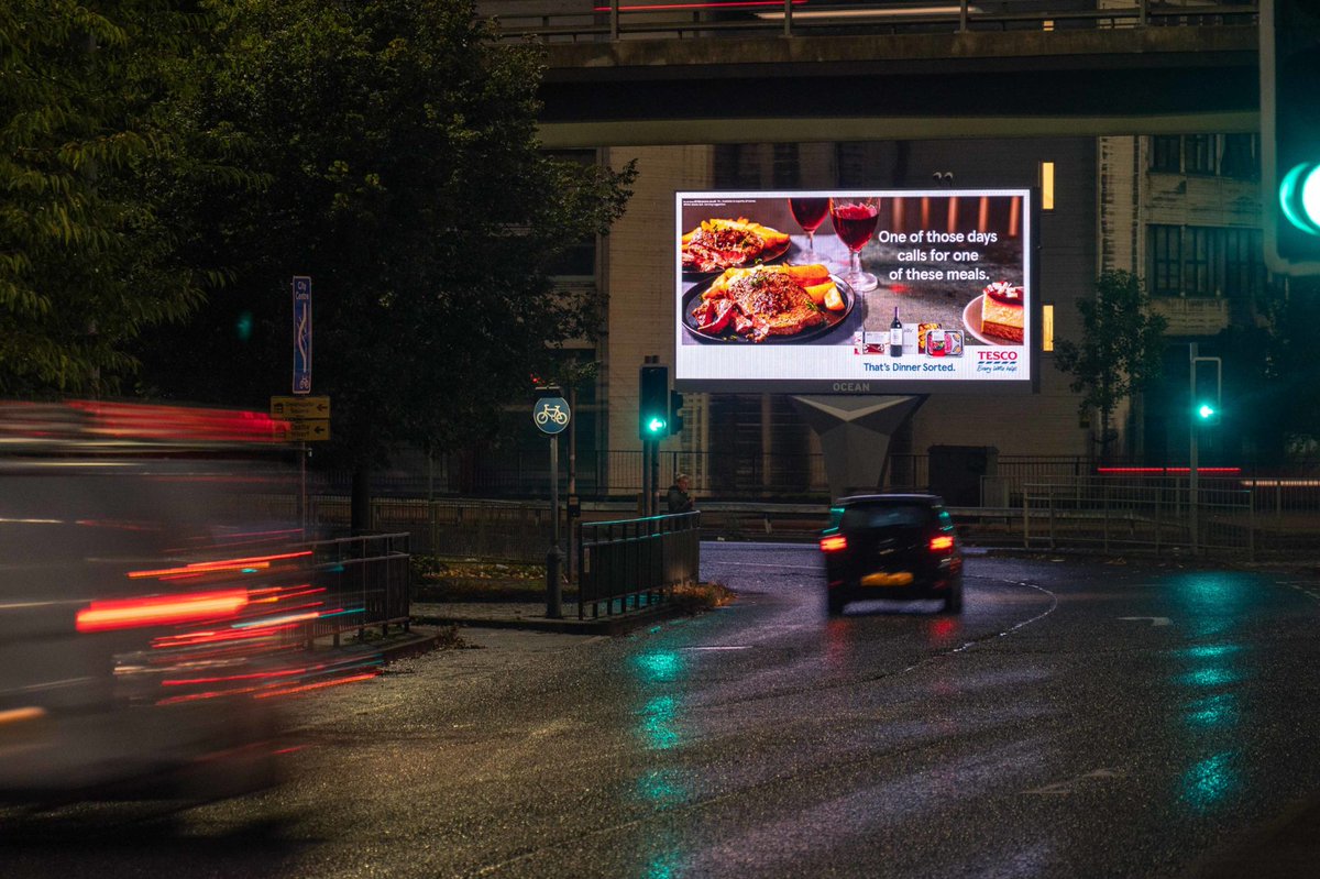 kineticwwUK's tweet photo. .@Tesco have been relieving commuters of that โwhatโs for dinner?โ dread using clever @global radio sync and @WeAreDOOH Drive to show different creative based on speed of traffic. Awesome!
#HomeOfCreativity #KineticActive #Commuting #DOOH #RealTimeData https://t.co/Tfy0lRRuGj