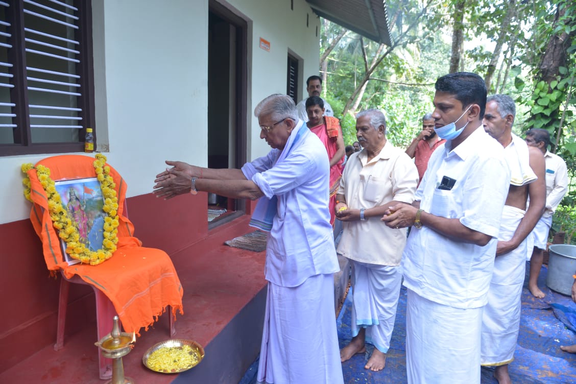 Sangha_Mithra's tweet photo. RSS Swaysmsevaks, Seva Bharati Volunteers renovated a partially ruined house and handed over to a needy family at Perla, Kasaragod. RSS Akhil Bharatiya Karyakarini Mandali Amantrit Sadasya Kajampady Subramanya Bhat, Mangaluru Vibhag Sanghachalak Gopal Chettiyar were present. https://t.co/nPGj8tnqFK