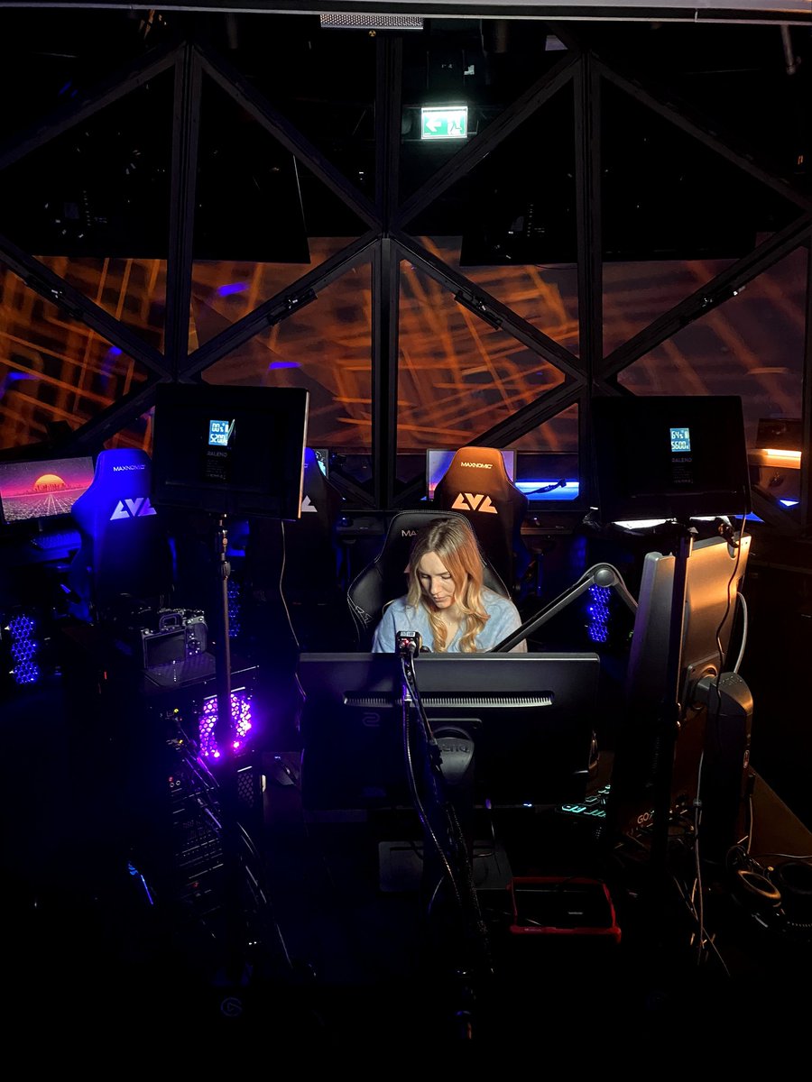 Behind The Scenes vom Dreh mit <a href="/Sissorstream/">Sissor 🐱🐱🦊</a>! Wir hoffen ihr freut euch ebenso sehr auf die Teams wie wir 😊 #volksbankenraiffeisenbanken #levelup #gamingvr