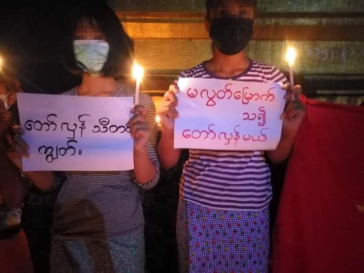 miN13700's tweet photo. Youths in #LaungLone Township offered lights to Buddha to pray for martyred heroes, for safety of PDFs &amp; demonstrated with Thadingyut candlelights to defy the military junta, on the night of October 21.

#Oct21Coup
#CandleStrike 
#WhatsHappeningInMyanmar https://t.co/jtiDJm78eJ