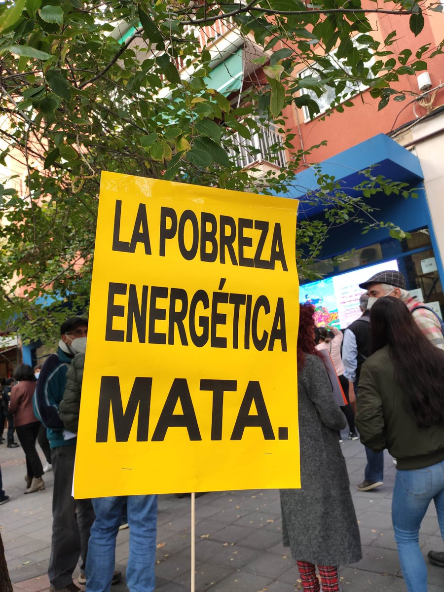 InfoEstrellaONG's tweet photo. Esta mañana estuvimos acompañando a las familias de la Cañada Real en su protesta ante la sede de Naturgy para que les permitan algo tan sencillo como pagar la luz. 

#CañadaLuzyContratos https://t.co/x1lqZl7W5J