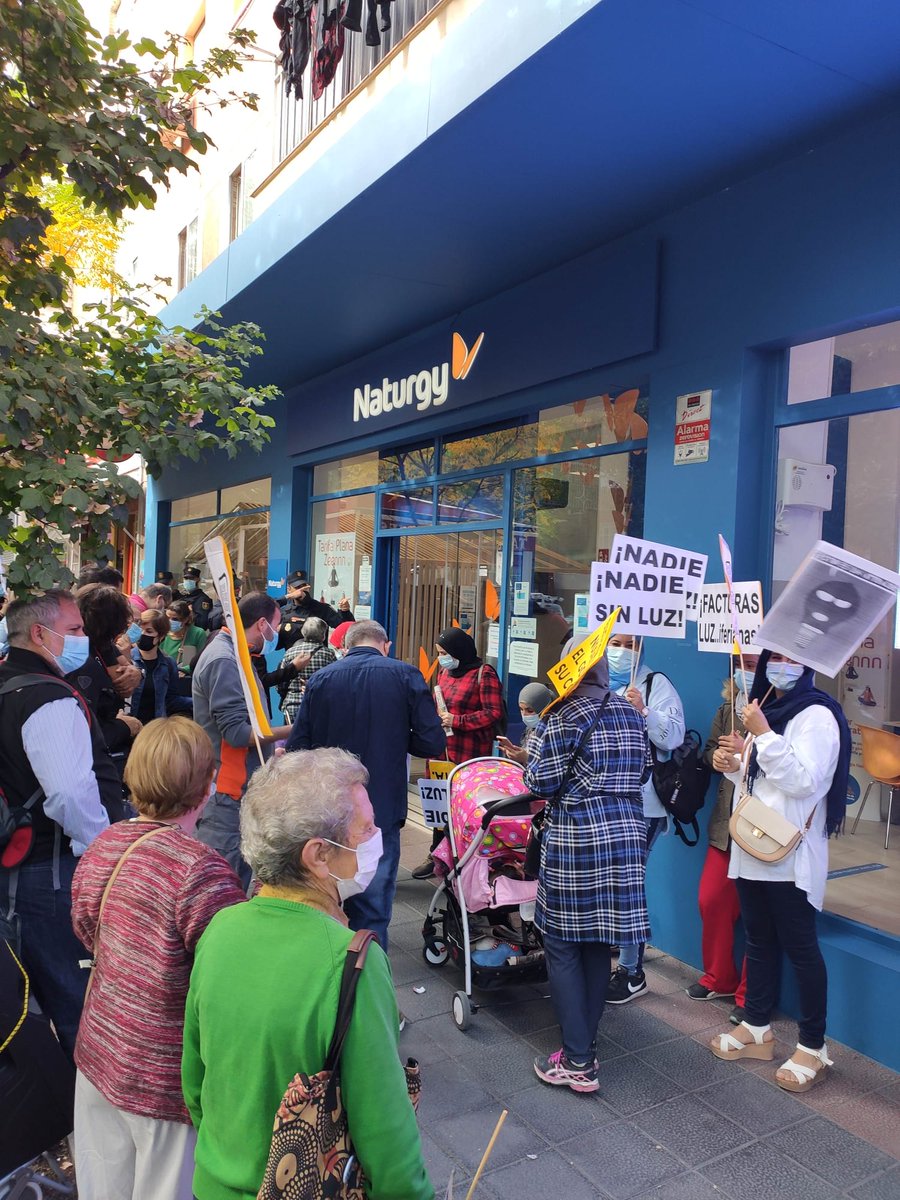 InfoEstrellaONG's tweet photo. Esta mañana estuvimos acompañando a las familias de la Cañada Real en su protesta ante la sede de Naturgy para que les permitan algo tan sencillo como pagar la luz. 

#CañadaLuzyContratos https://t.co/x1lqZl7W5J