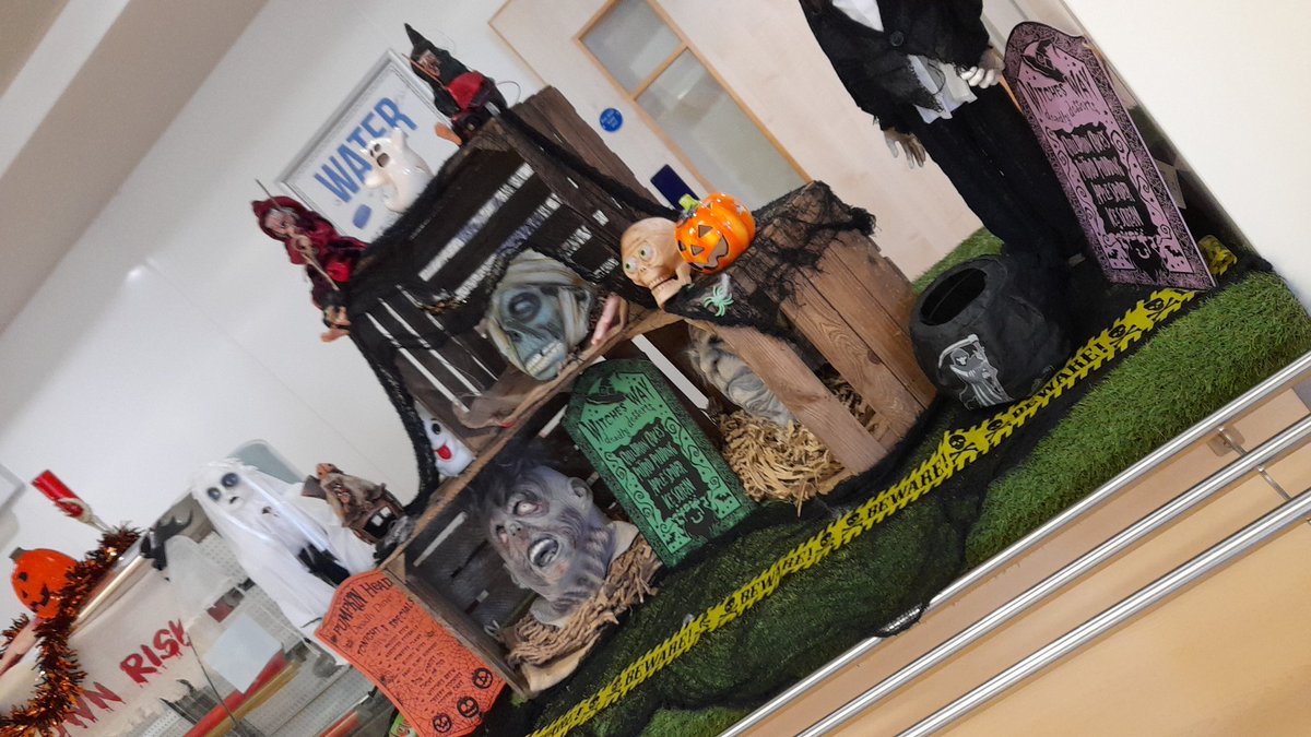 Halloween came to Barnsley Academy <a href="/UnitedLearning/">United Learning</a> , Spooky treats all around #halloween2021 #foodie <a href="/caterlink_ltd/">Caterlink Ltd</a> @UltCaterlink <a href="/JoanneNunney/">Joanne Nunney</a> <a href="/MStreeting/">Michael Streeting</a>