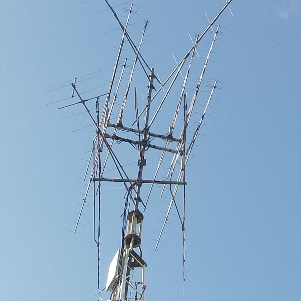 F5rzu's tweet photo. Un peu de désordre dans les antennes #tempeteAurore https://t.co/3OUl0kNaps