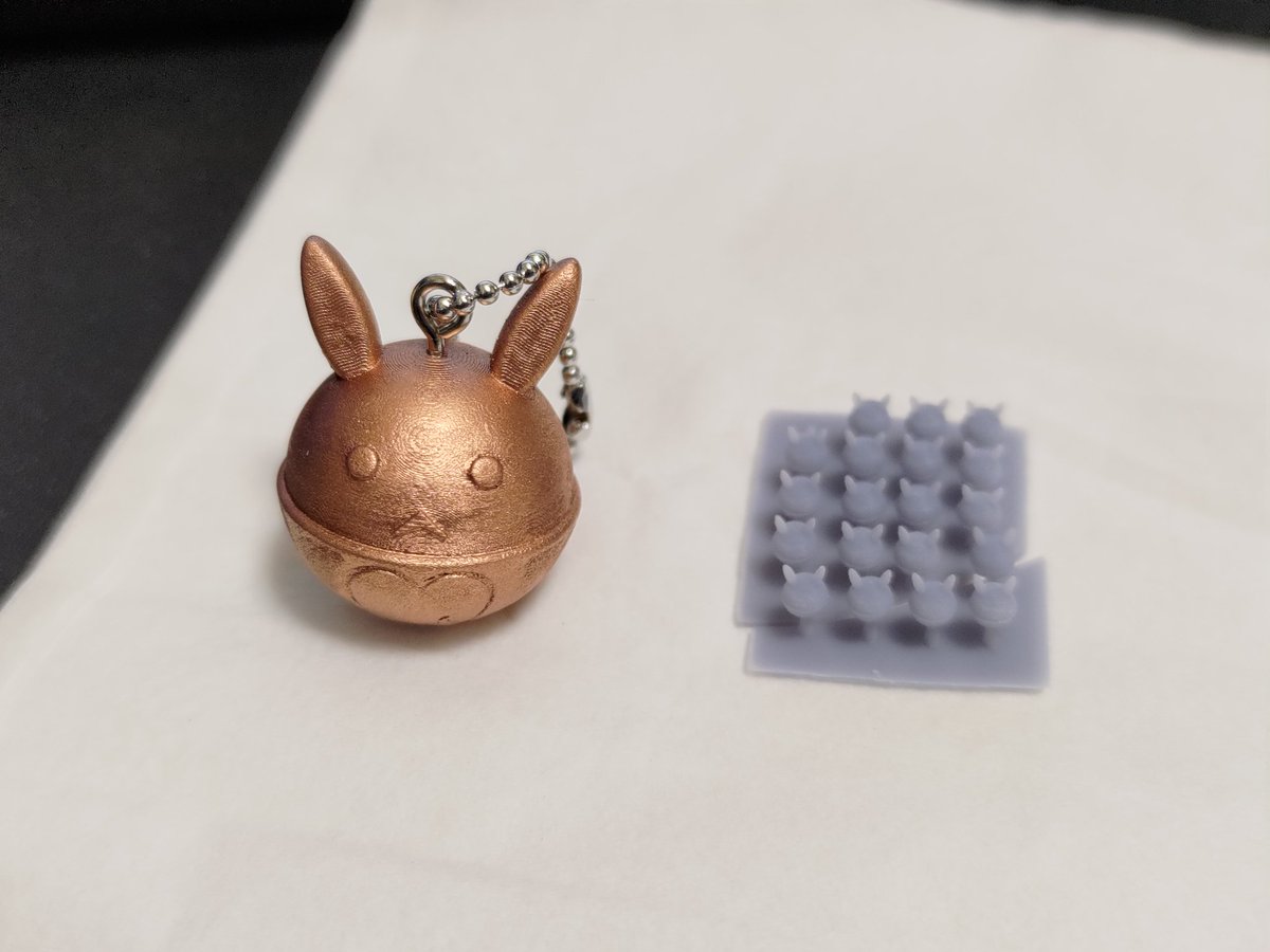 scape510's tweet image. #klee の大切な友達💣💣💣💣

キーホルダー作成💋
あと極小ボンボン爆弾も光造形で出力😘💕

#FlashForge
#CreatorPro2
#原神
#クレー
#klee
#ボンボン爆弾