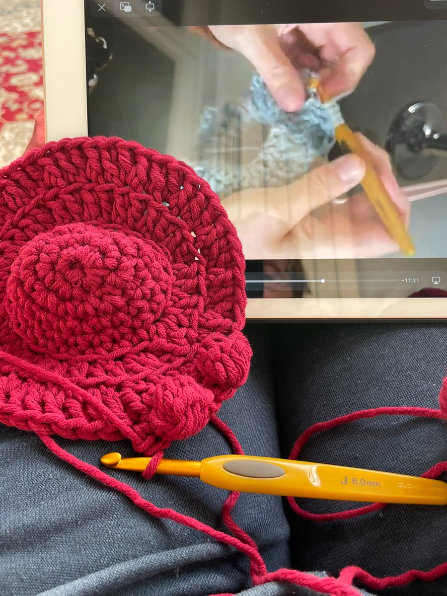 Volgende werk 🧶 Met hulp van de tutorial van <a href="/jufSascom/">juf Sas</a> en de mooie garens van <a href="/Echtstudio/">Echtstudio</a> moet het wel gaan lukken 😀🤞🏼🧶#hakenisin #knus #kussenzweedseknoop