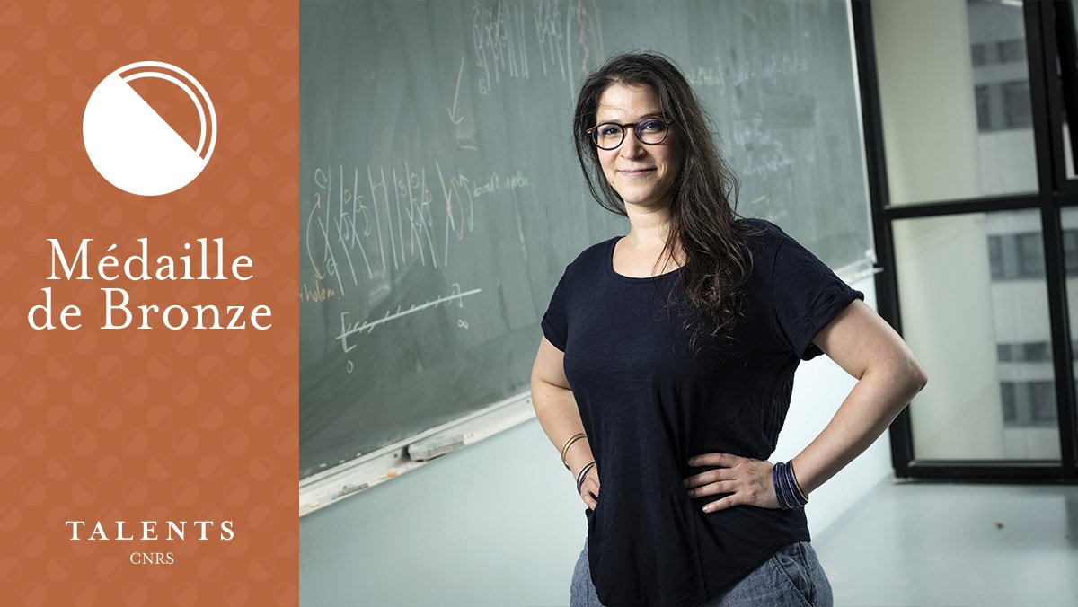 CNRS_dr17's tweet photo. #TalentsCNRS 🥉 | Susanna Zimmermann, médaille de bronze @CNRS, est enseignante-chercheuse @UnivAngers au sein de l’équipe Algèbre et géométries du #LAREMA. Elle est spécialisée en géométrie birationnelle.
▶️ https://t.co/3rATmHPxZX https://t.co/0OukLgb6Mn