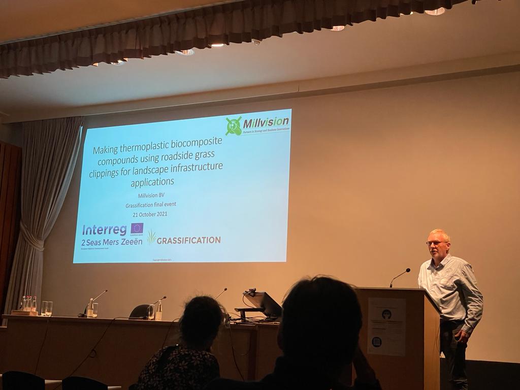 Onze collega Harm Jan presenteert tijdens het slotevent van het <a href="/Interreg2Seas/">Interreg 2 Seas</a> #Grassification project het ontwikkelde prototype picnickset op basis van bermgras