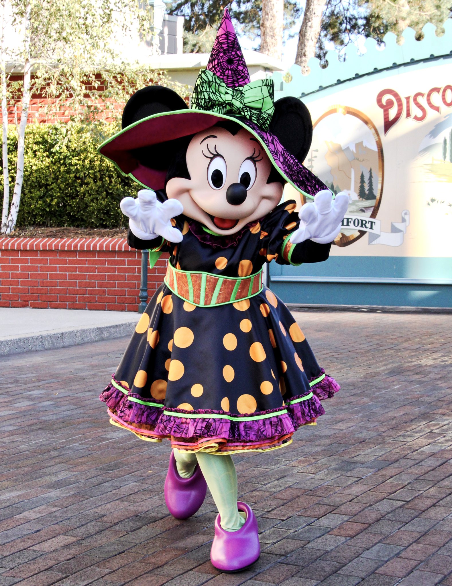 X \ CharactersPhotosBlog على X: "The cutest Halloween witch: Minnie Mouse! ✨ #minnie #minniemouse #witch #halloweenwitch #halloween #DisneyHalloween #harvesttime #disneylandparis #disneycharacters #disneyparks #disneyfriends https://t.co/G3ArVH20IP"