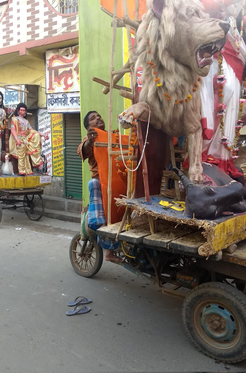 ভদ্রলোকের নাম নুরসেলিম। পেশায় ভ্যানচালক। আমার জ্ঞান হওয়া থেকে এই দৃশ্যই চোখে দেখে এসেছি। সকলে সুস্থ থাকুন, একসাথে থাকুন।
<a href="/Tejasvi_Surya/">Tejasvi Surya</a> Get well soon
<a href="/FabindiaNews/">Attacker</a> Jashn-e-rewaaj
#JashneRiwaaz