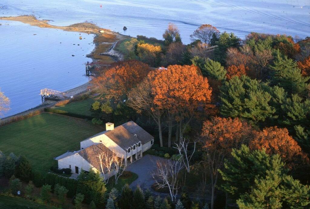 SmirosArchitect's tweet photo. Autumnal breezes wash over a waterfront home 🍁 #smirosarchitects #lifestylecurators https://t.co/TOwMLZrl4p