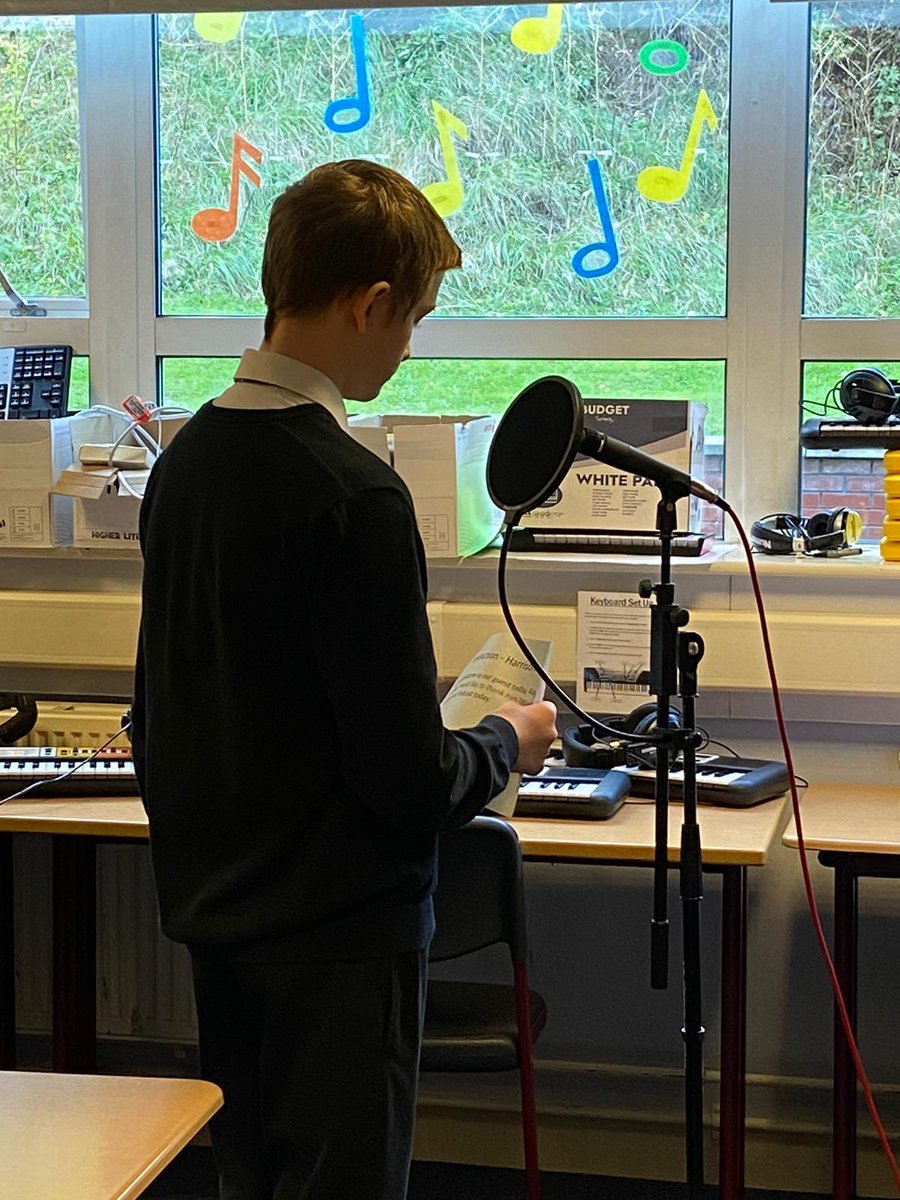 dyw_academy's tweet photo. A big thanks to @comedyray for giving up his time to meet with our S3 Music tech class. We had lots of fun recording an interview with Ray, learning about his career in the creative arts industry. @ht_springburn @spring_careers @SpringburnAPC @TBF_Glasgow @CreativeArtsSA https://t.co/4gNvlwYOKD