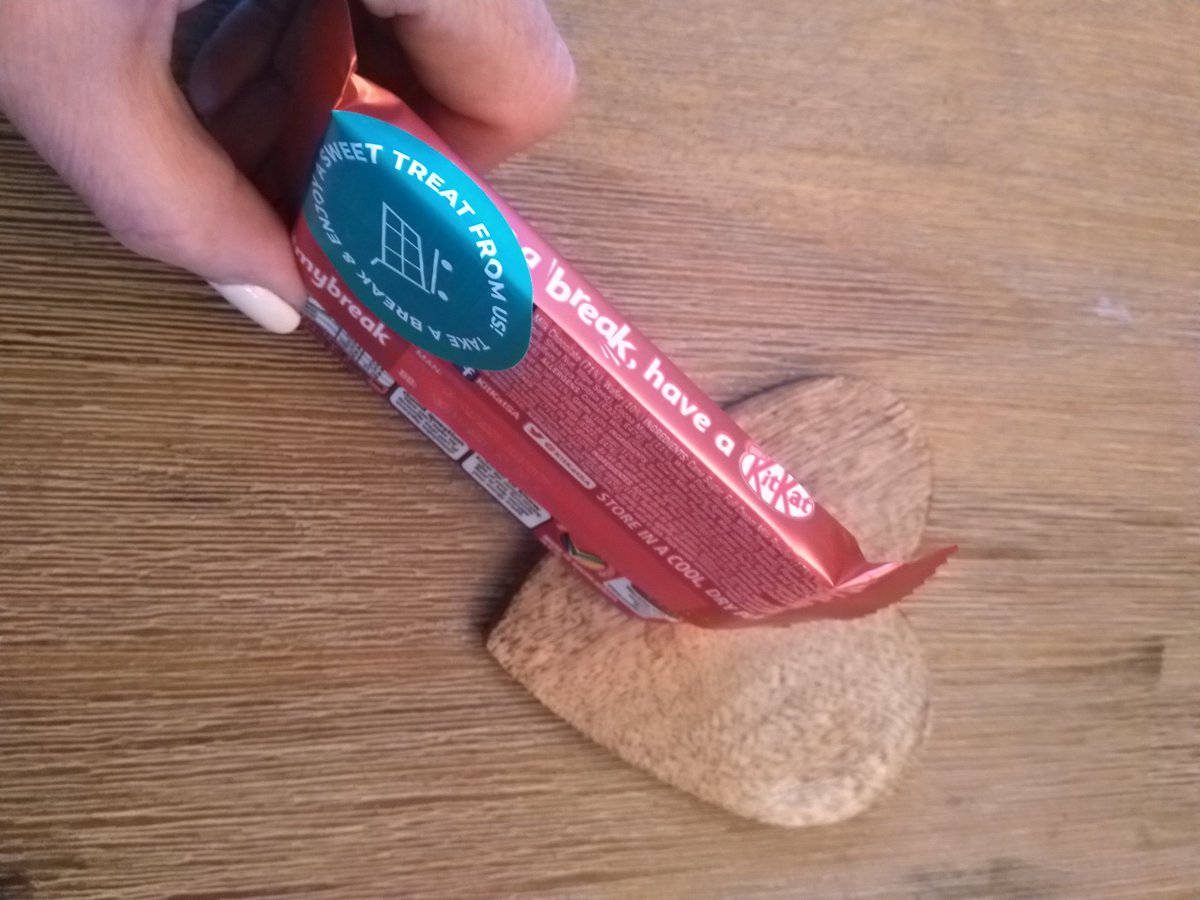 RowenaGNelson's tweet photo. @Dischem Benmore showing some love by smuggling a Kit-Kat into my Click &amp; Collect order today 😀 Thank you for topping up my joy this afternoon, guys ❤️ https://t.co/DuUsErcjTA