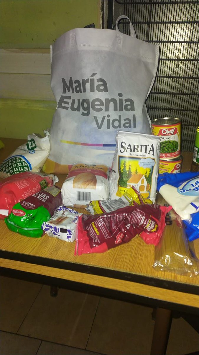 RevisInFormarse's tweet photo. María Eugenia Vidal @mariuvidal hace campaña con Bolsones de Alimentos en el barrio porteño de La Boca. Regalan víveres en busca de votos. https://t.co/wnyBqm0fbc
