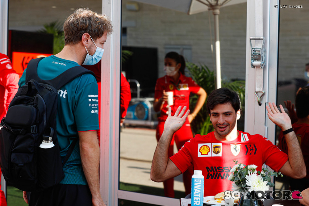 SoyMotor's tweet photo. Vettel: "Ey, Carlos, ¿me dices tu secreto?".
Sainz: "Un mago nunca revela sus trucos". 😌

 #USGP 🇺🇸 #F1 https://t.co/vHEaizafhW