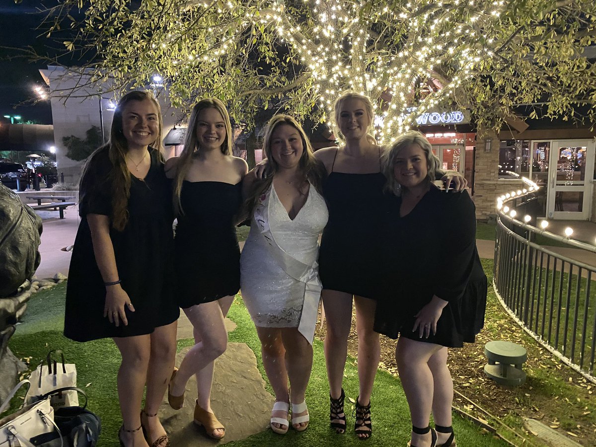 It’s hard living so far away from your people. I miss my friends today :((