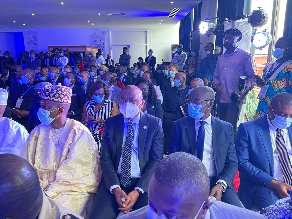 M_BOGUIKOUMA's tweet photo. Je participe ce jour à #Douala aux cotés du Ministre des Transports du #Gabon à l’ouverture de la 3e édition du Forum Africain des Ports qui se tient du 21 au 22 Octobre 2021
#OPRAG #AutoritéPortuaire #Forum_africain_des_ports2021 #Cameroun #FAP2021 #ZLEC #afrique @Cmiconferences https://t.co/KUVZ7PAOx7