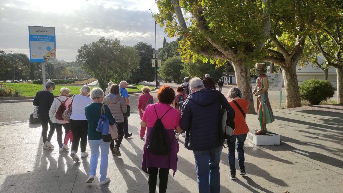 JuntosAs's tweet photo. Interesante experiencia piloto del primer Taller-paseo de #EducaciónFinanciera en colaboración con el programa de #envejecimientoSaludable de @unizar #VoluntariadoDeCaixabank https://t.co/J8nZnKanaJ