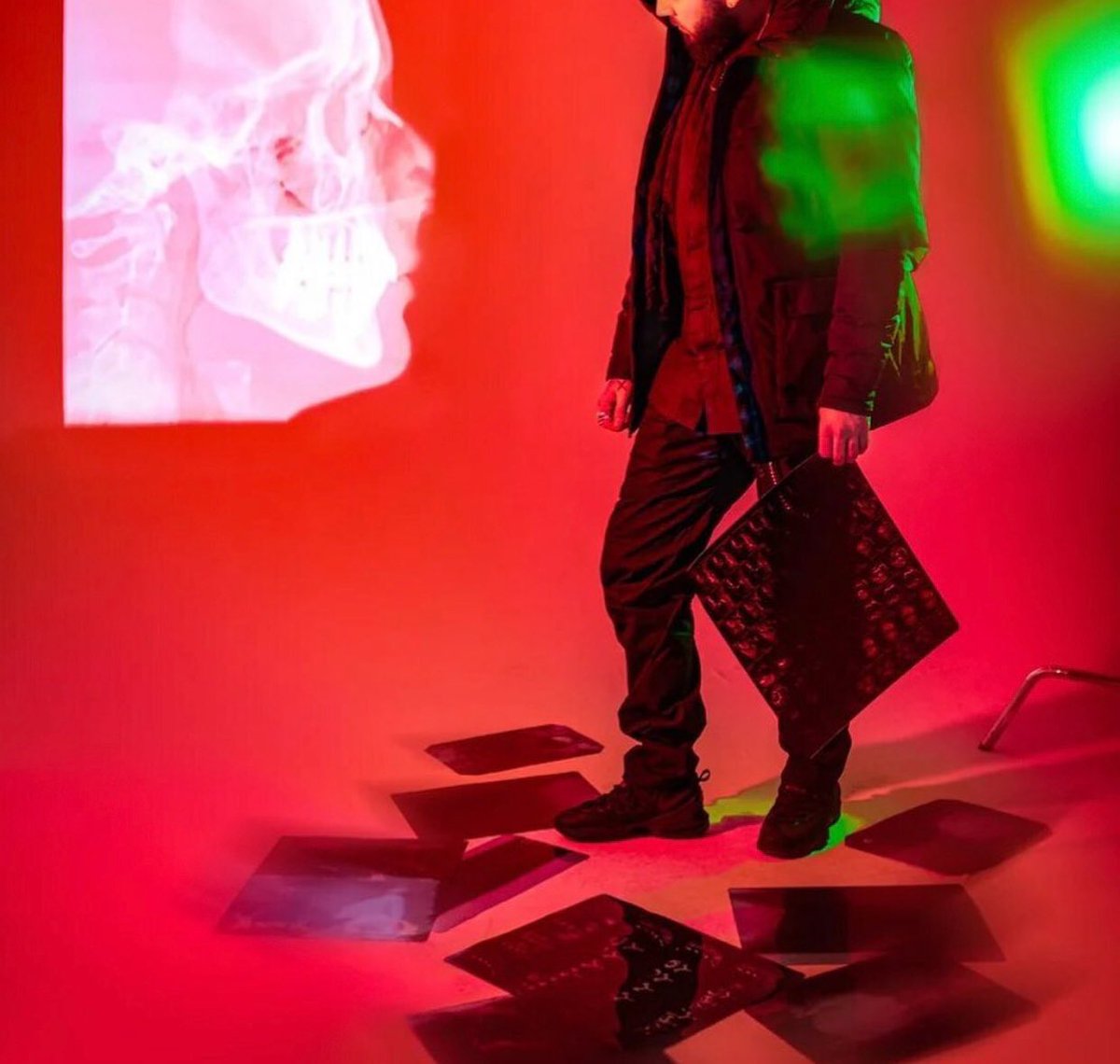 Нашёл старинную фотку со съёмок очень талантливого дизайнера. С тех пор в моей жизни все перевернулось с ног на голову.
Подход к работе, вкус, восприятие, окружение.
С ума сойти как круто, но этот кадр до сих пор нравится, пожалуй, больше из-за ностальгичного вайба.