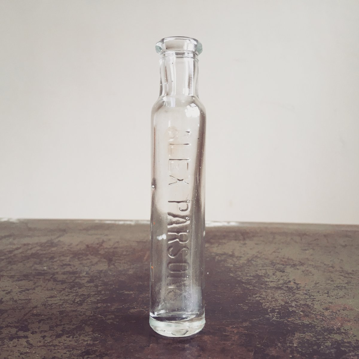 DanielsFayre's tweet photo. https://t.co/cgieXmfwzQ #Vintage #Small #Embossed #ALEXPARSONS #Glass #Bottle #Alex #Parsons #Farmhouse #Barn #Salvage #c1930s #DanielsFayre #toprated #ebayseller #differentfromthecrowd https://t.co/jPjBWWikCp