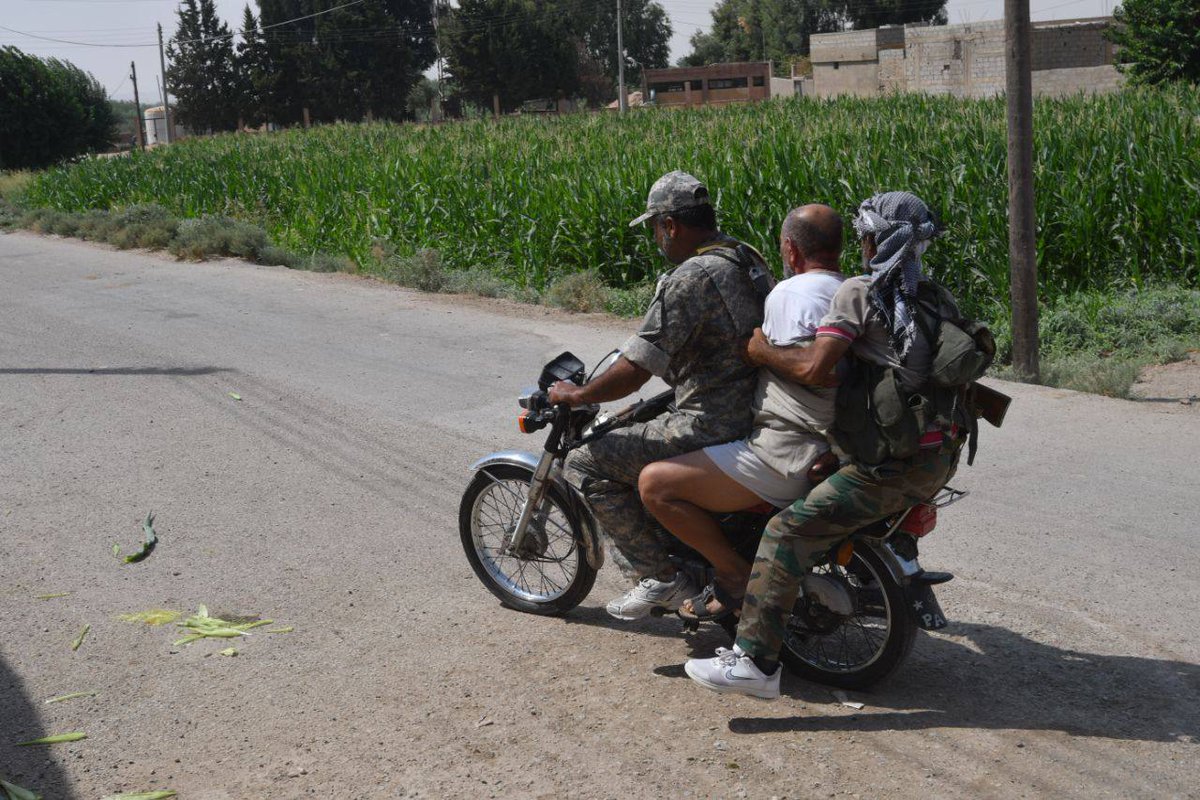 MuhHunter's tweet photo. Tiger forces dragged crying kids and the woman out of the house to the yard and after a short burst it got quiet.  

See more: https://t.co/2ZgeRedZ3O 

#Syria #Russia #Military #ISIS_Hunters #Wagner
#سوريا #روسيا #فاغنر #داعش https://t.co/qiiWYxemf0