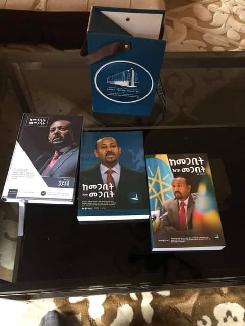 firobekuma's tweet photo. "በዴሞክራሲያዊ አስተደዳር ውስጥ የመጀመሪያውም የመጨረሻውም መርህ በመደማመጥ የሐሳብ ልዩነትን ማስተናገድ መሆን አለበት።" 
ከመጋቢት እስከ መጋቢት መመጸሐፍ የተወሰደ
የኢፌድሪ ጠቅላይ ሚንስትር #ዶክተር_አብይ_አህመድ https://t.co/VUjKeZvNBN