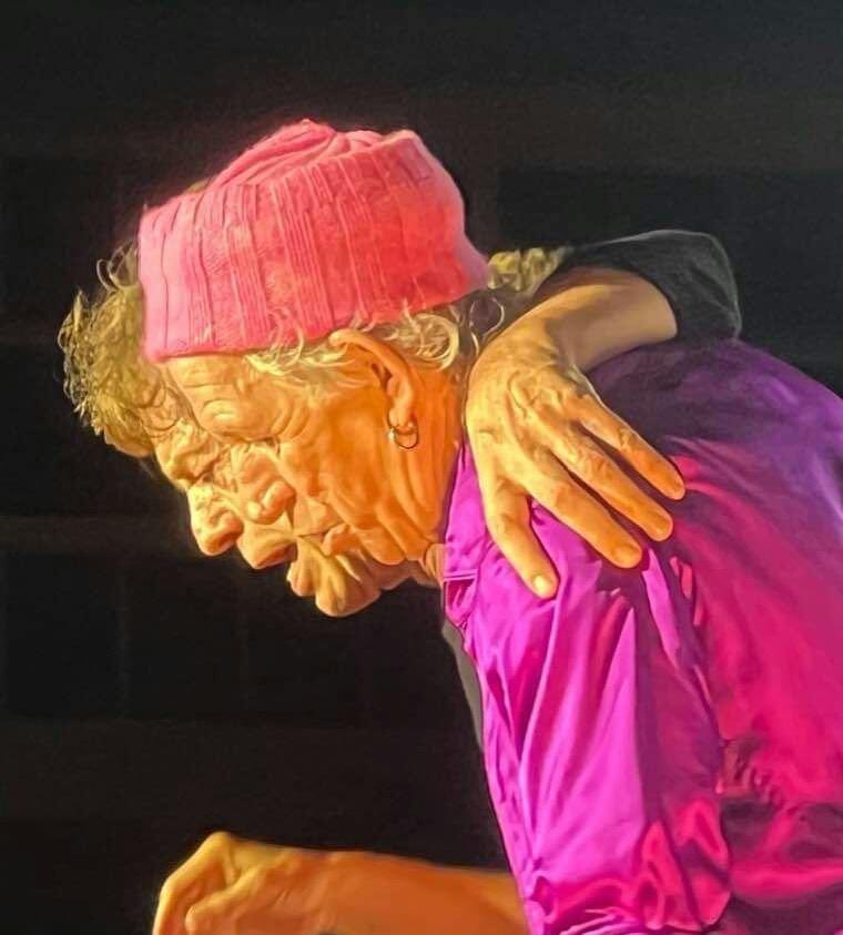 Zelden zo’n aandoenlijke foto gezien. Mick Jagger en Keith Richard. Twee oude mannen die samen de muziek doornemen.