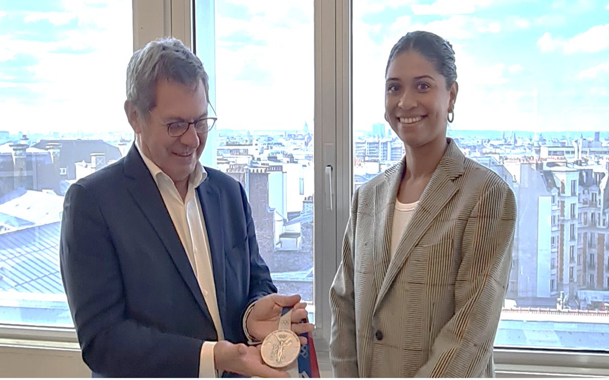 Fondation ESCP (@escpfoundation) on Twitter photo Le 22 octobre, <a href="/YsaoraT/">Ysaora Thibus</a> , médaillée d’argent en fleuret des JO 2021 et diplômée <a href="/ESCP_bs/">ESCP Business School</a> a participé à une conférence « Combining sport and intelligence ». L’occasion pr Christian Mouillon, Pst de <a href="/Escpfoundation/">Fondation ESCP</a> de la rencontrer et la féliciter pour son parcours exceptionnel ! Le 22 octobre, <a href="/YsaoraT/">Ysaora Thibus</a> , médaillée d’argent en fleuret des JO 2021 et diplômée <a href="/ESCP_bs/">ESCP Business School</a> a participé à une conférence « Combining sport and intelligence ». L’occasion pr Christian Mouillon, Pst de <a href="/Escpfoundation/">Fondation ESCP</a> de la rencontrer et la féliciter pour son parcours exceptionnel !