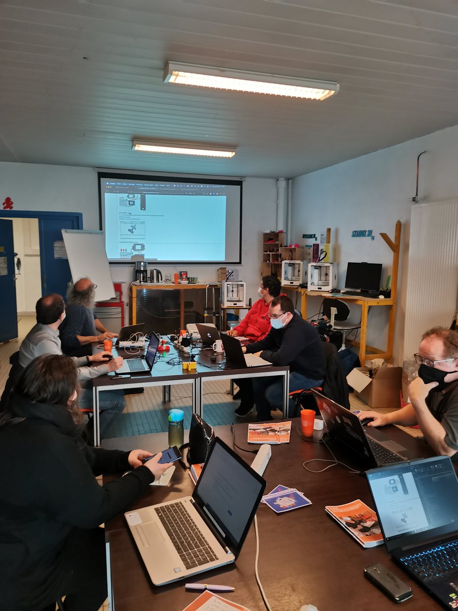 Fababrest's tweet photo. Atelier #papifab animé par @petitsdebsbrest Discussion autour des enjeux pédagogiques de la qualité de l'air  et Création d'un capteur co2 avec les acteurs, actrices du réseau. @atbrest @canope_29 @mdl29_ @FabDuPonant @UBO_OpenFactory @mjcharteloire @PLMCavale @TyFabBrest https://t.co/zEjRfMJICK
