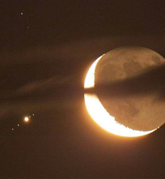 ZoneAstronomy03's tweet photo. The Moon, Jupiter and 4 of its 60+ satellites.📸 Juerg Alean https://t.co/2rAPGR3qCW